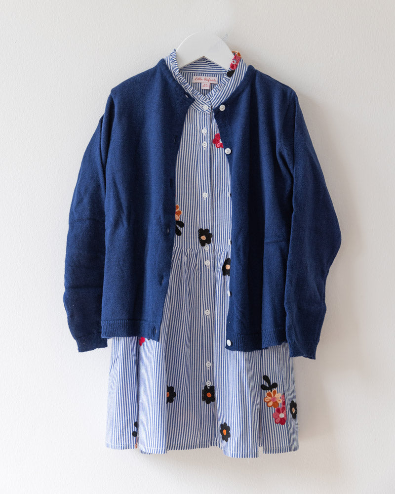 Mädchenkleid blau bestickte Blüten