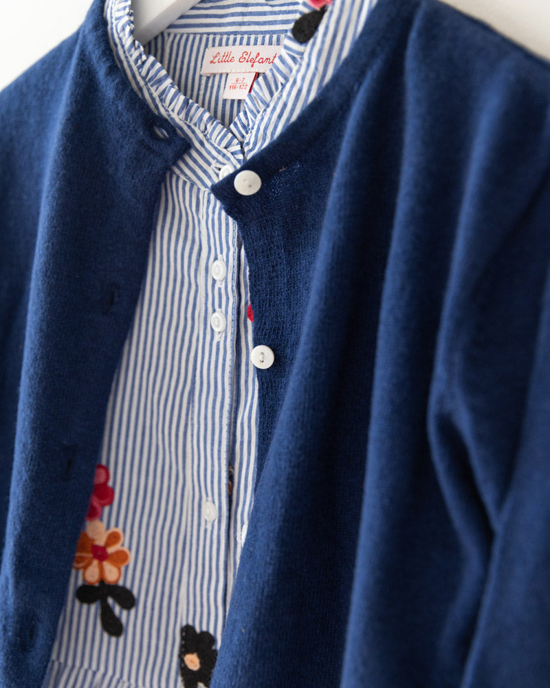 Mädchenkleid blau bestickte Blüten