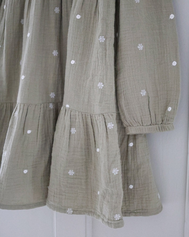 Mädchenkleid grün Musselin bestickt