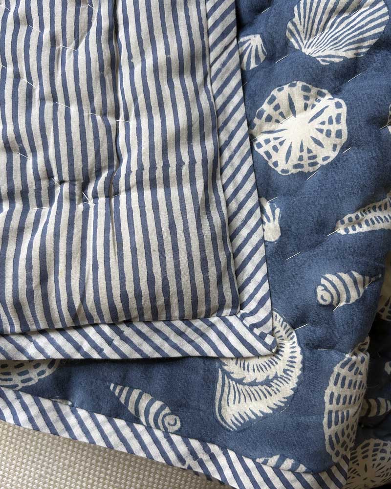 Steppdecke für Kinder blau mit Muschel-Design