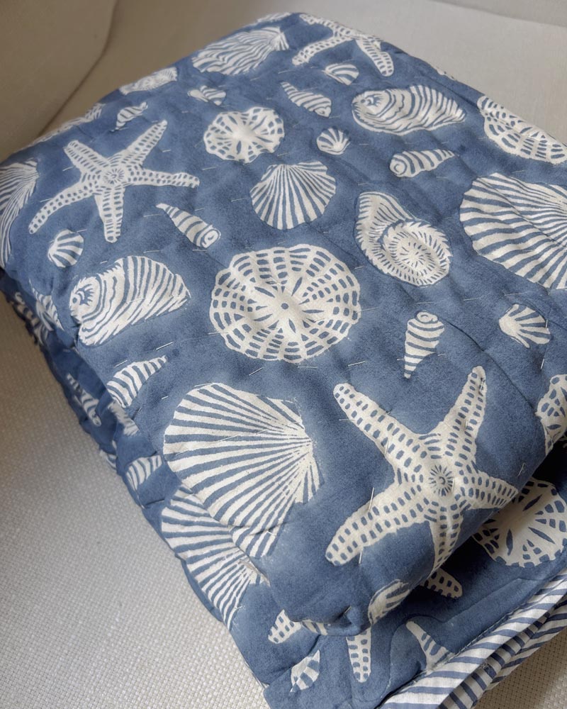 Steppdecke für Kinder blau mit Muschel-Design