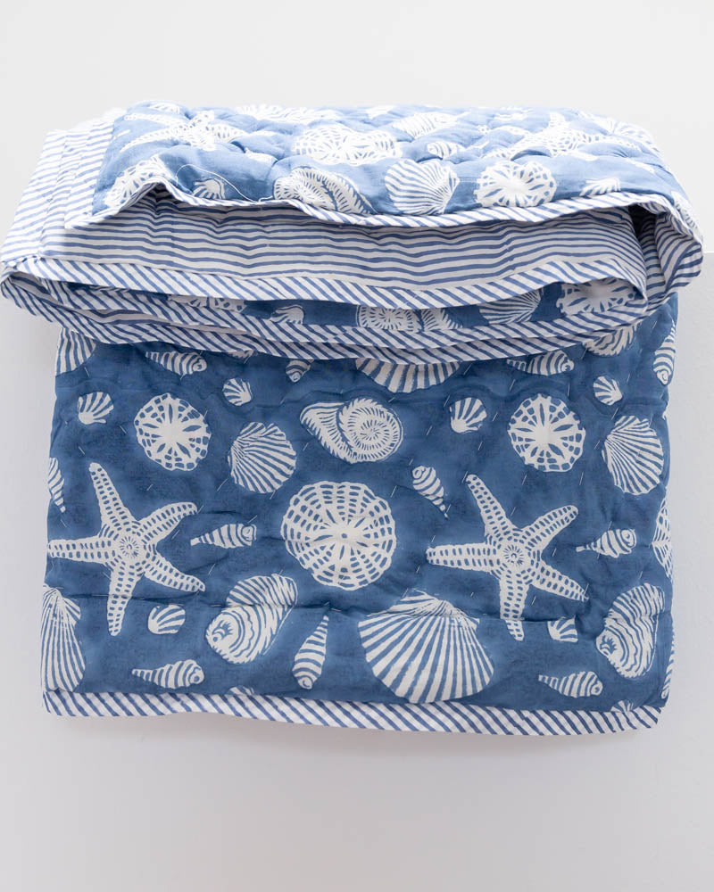 Steppdecke für Kinder blau mit Muschel-Design