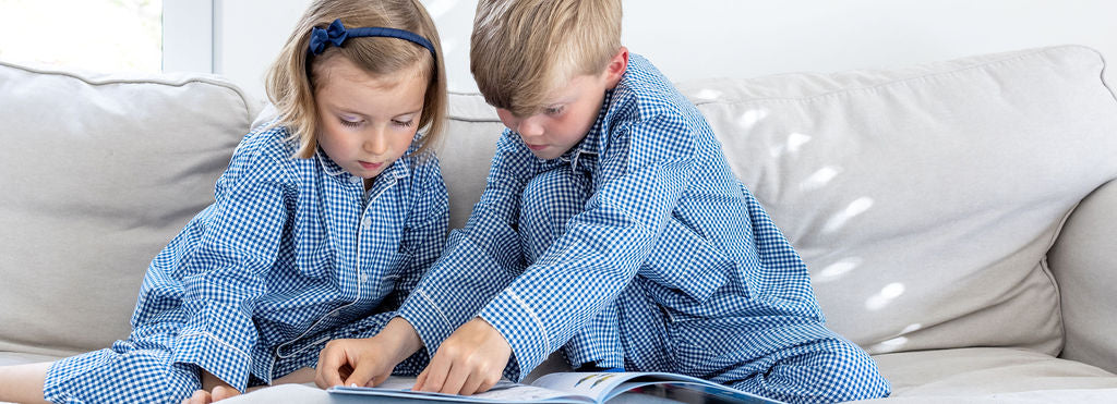 genderneutraler Kinder Pyjama blau kariert