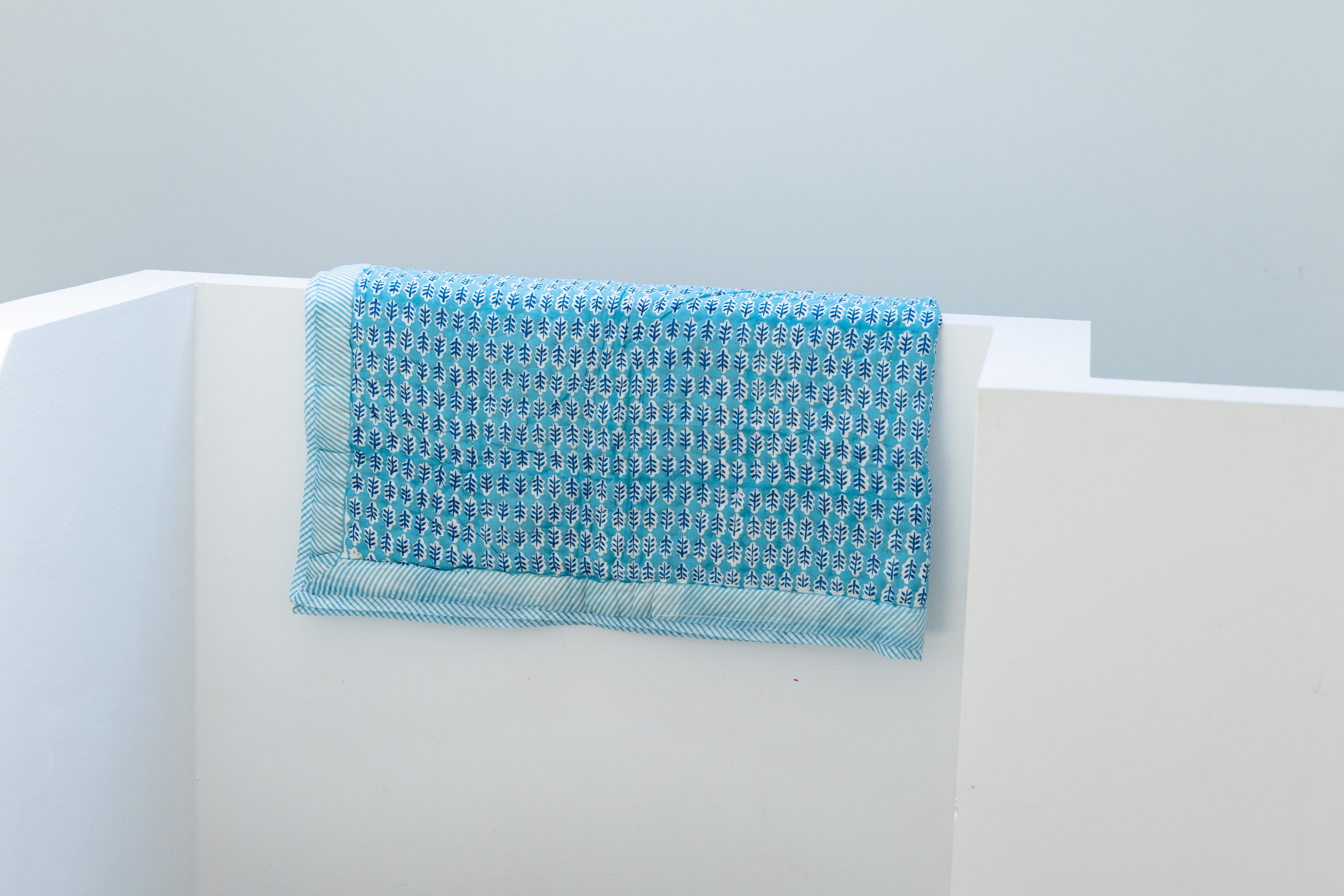 Federleichte Steppdecke zum Einkuscheln auf dem Sofa