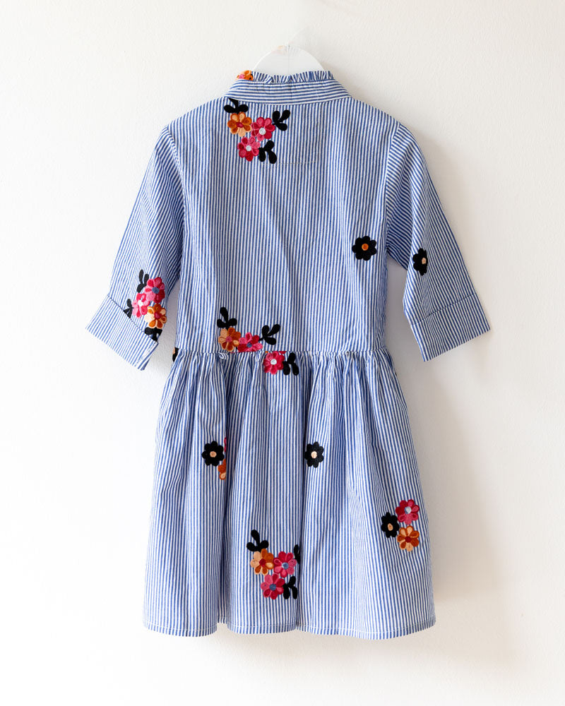 Mädchenkleid blau bestickte Blüten