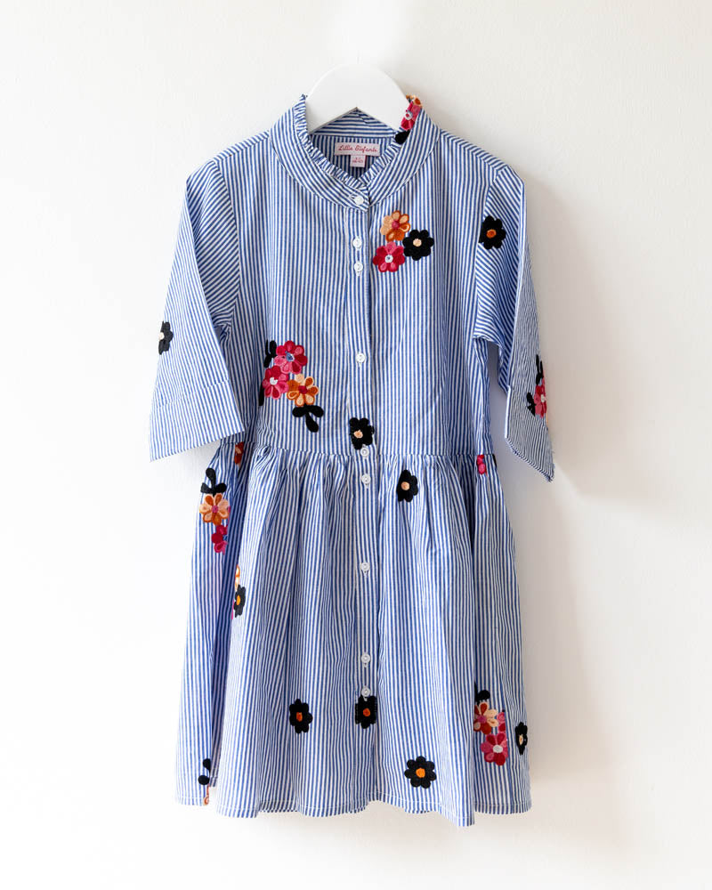 Mädchenkleid blau bestickte Blüten