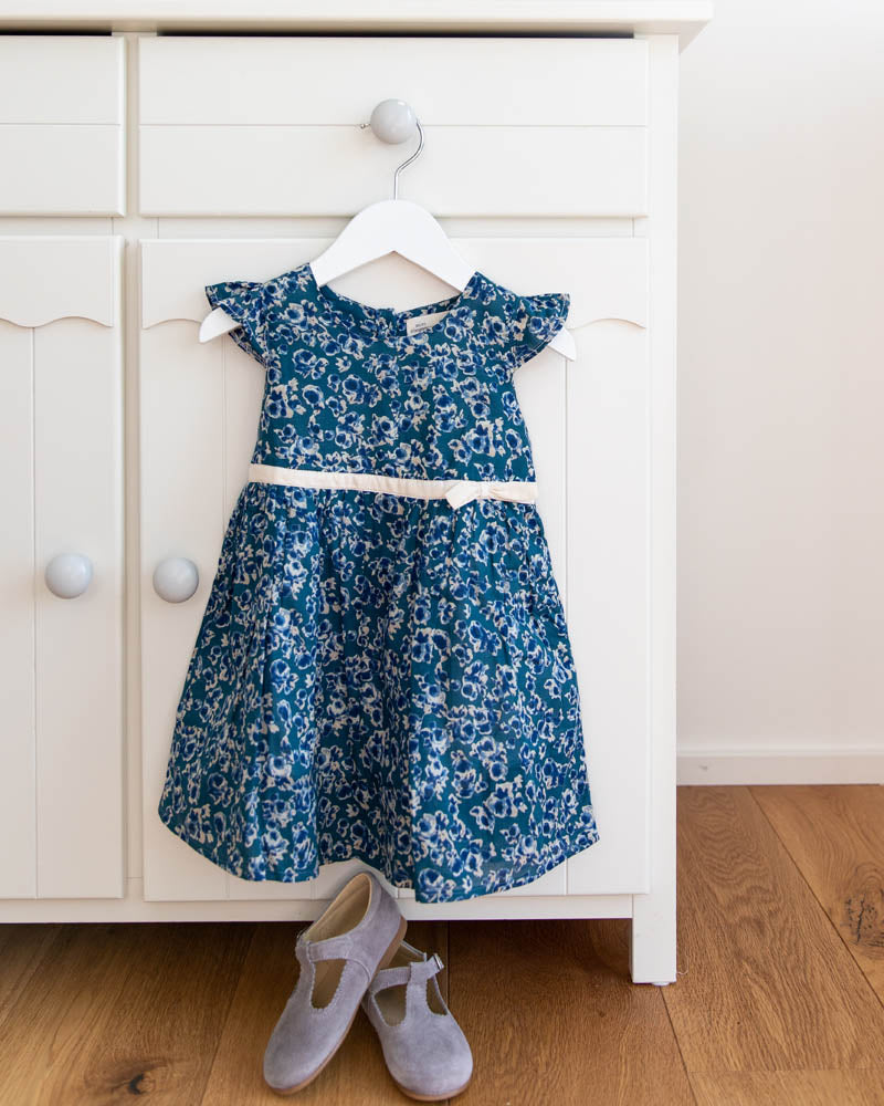 Mädchen-Festtagskleid blau geblümt