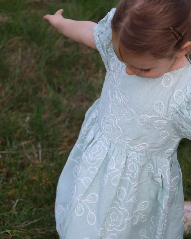 Festliches Mädchenkleid grün bestickt