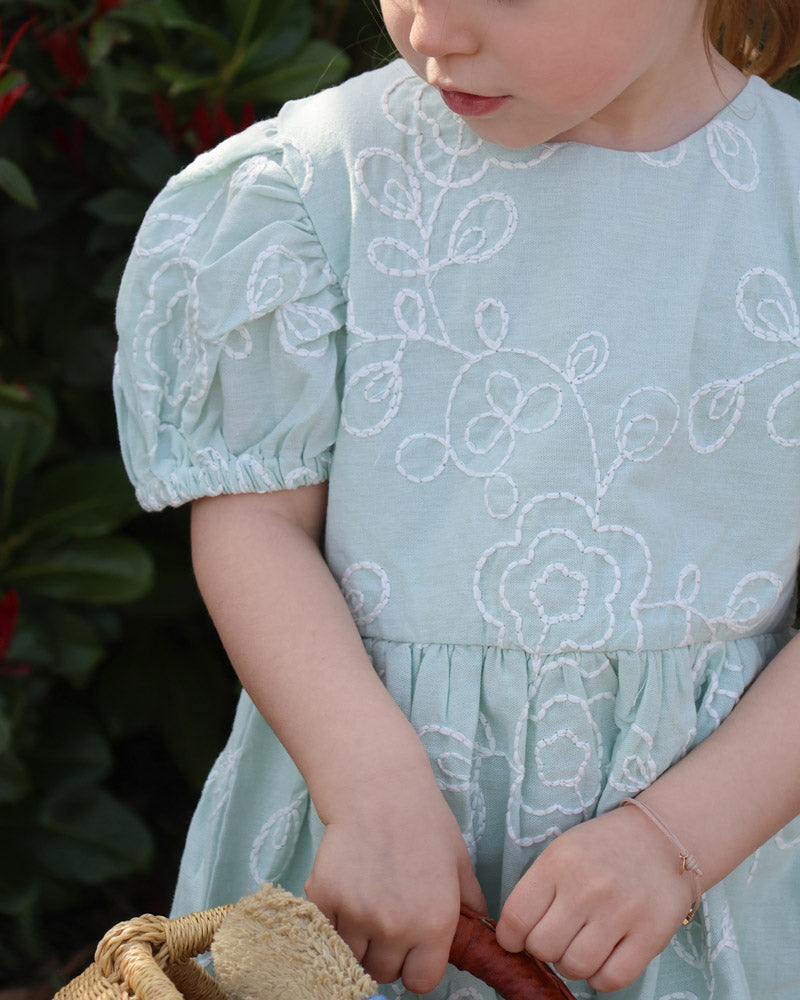 Festliches Mädchenkleid grün bestickt