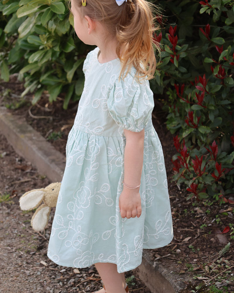 Festliches Mädchenkleid grün bestickt