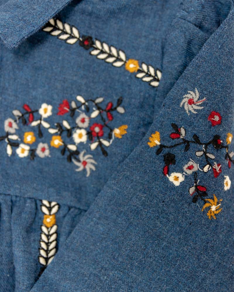 Mädchen-Bluse mit Stickereien blau
