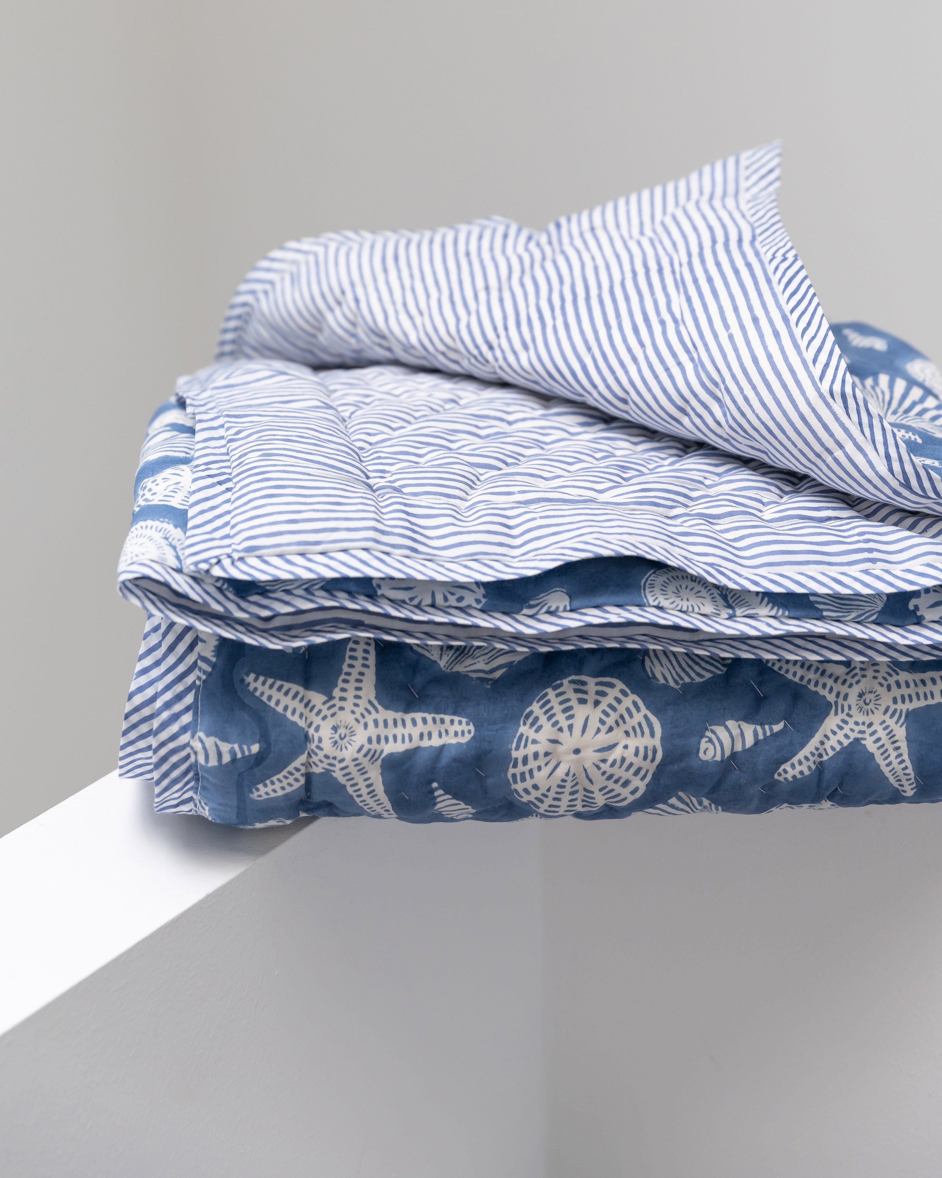 Steppdecke für Kinder blau mit Muschel-Design