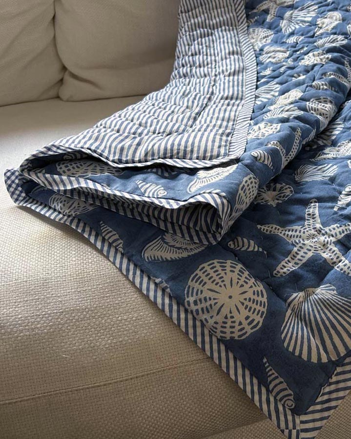 Steppdecke für Kinder blau mit Muschel-Design