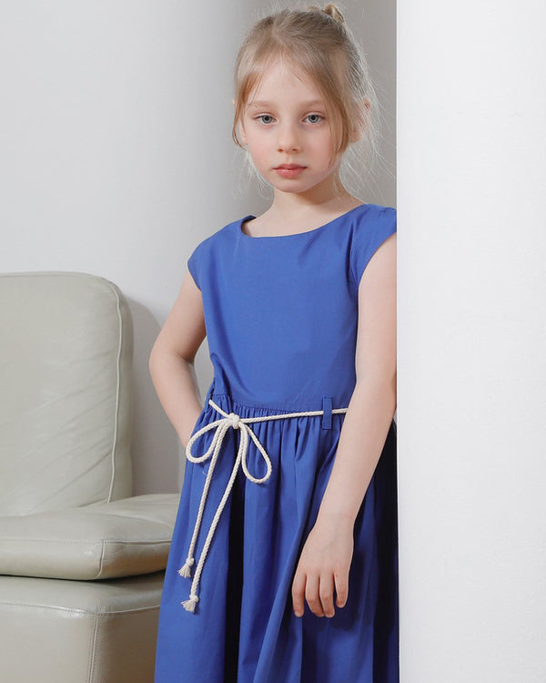 Mädchenkleid blau überkreuzte Rückenpartie